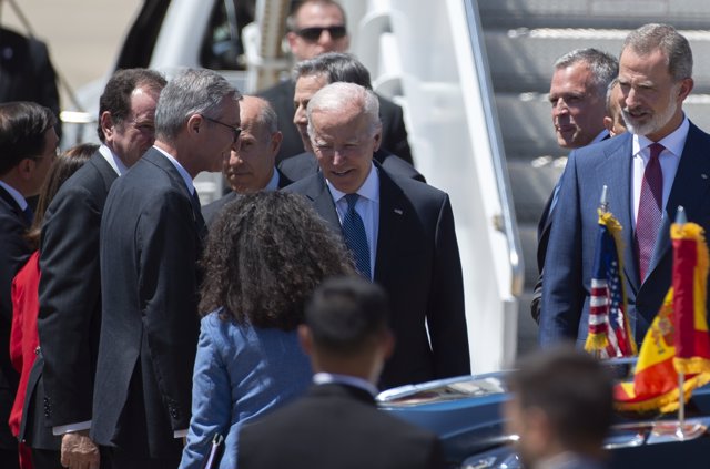 El Rey Felipe VI (d), recibe al presidente de EEUU, Joe Biden (i), a su llegada a la base aérea de Torrejón de Ardoz