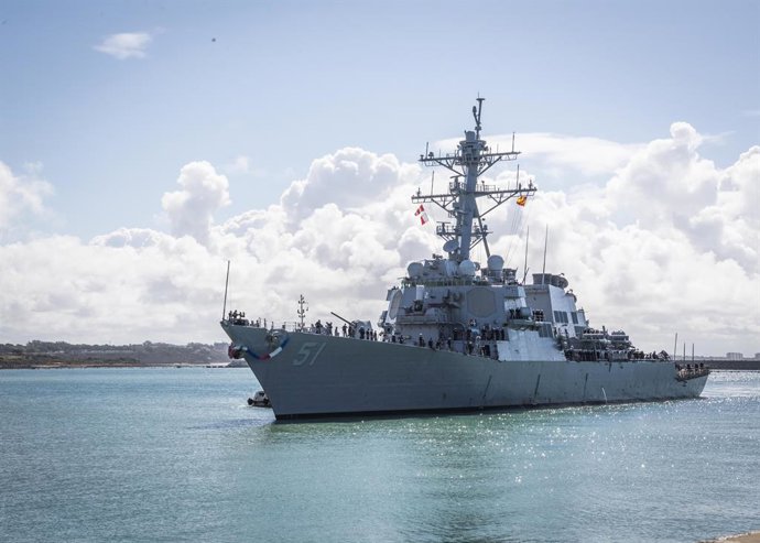 Archivo - El destructor amb míssils guiats USS Arleigh Burke arriba a la base de Rota.