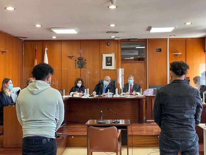 Los acusados de haber violado a una menor en las fiestas de Revilla de 2015, durante el juicio.