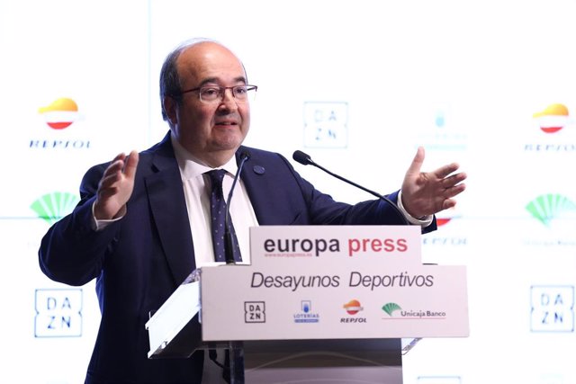 El ministro de Cultura y Deporte, Miquel Iceta, interviene en un desayuno deportivo de Europa Press, en el Auditorio Meeting Place, a 23 de junio de 2022, en Madrid (España).