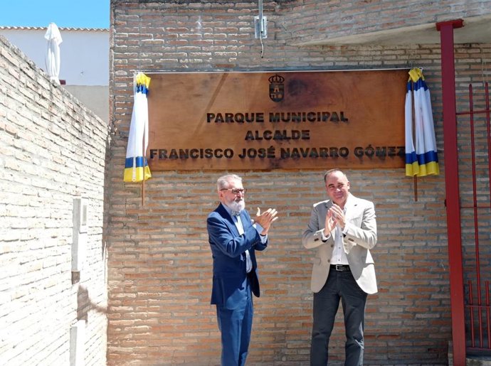 Acto de homenaje organizado por el Ayuntamiento de Valencina al exalcalde del municipio Francisco José Navarro Gómez.