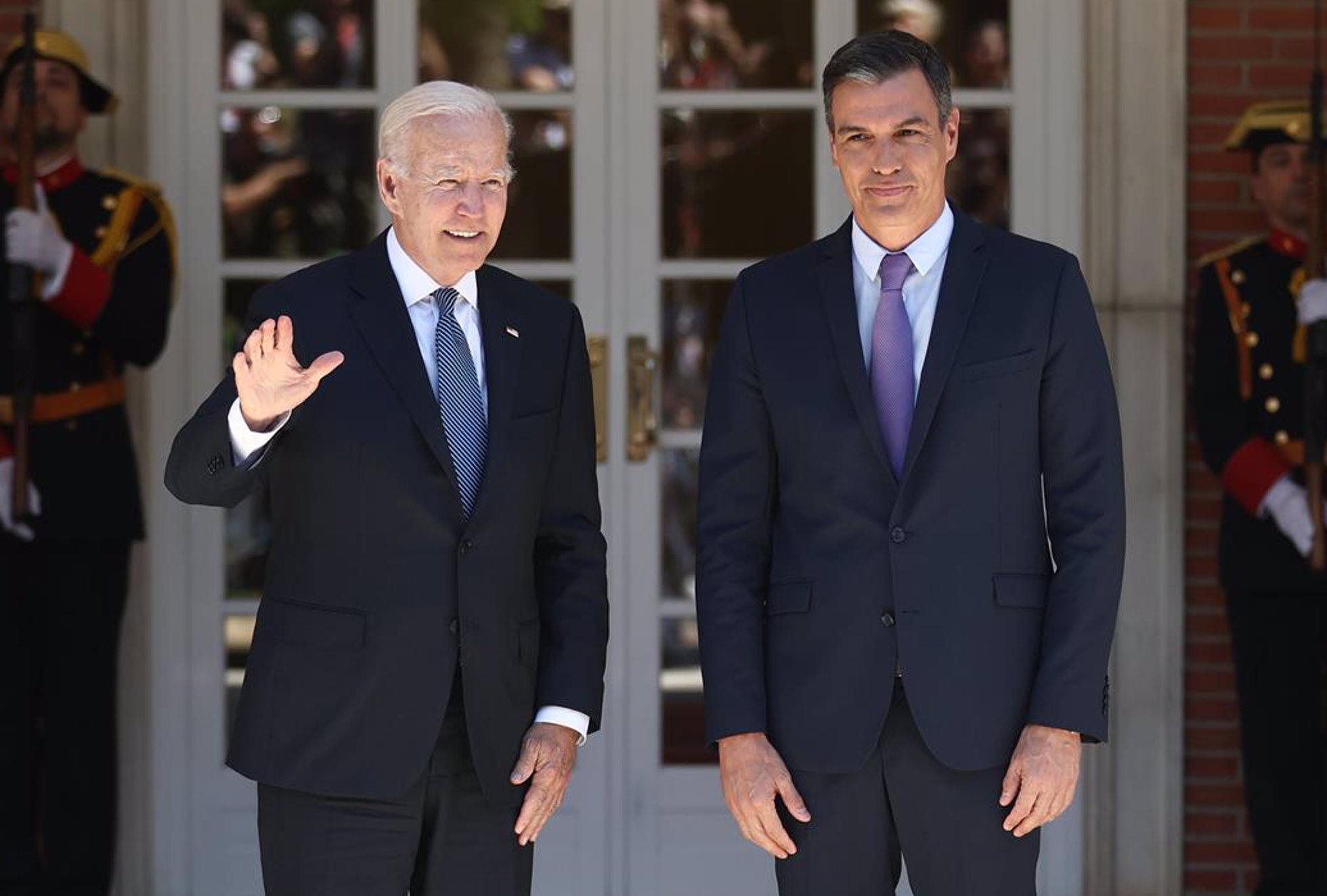 El presidente de los Estados Unidos, Joe Biden (i) y el presidente del Gobierno, Pedro Sánchez (d), posan a su llegada a una reunión en el Palacio de La Moncloa, a 28 de junio de 2022, en Madrid (España).