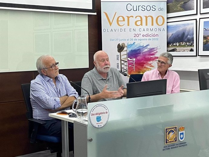 El periodista Ramón Lobo, Juan Tortosa y el presidente de la APS, Rafael Rodríguez, en la conferencia 'Medios sin veteranos/as y veteranos/as sin medios. Su activismo informativo en las redes sociales'