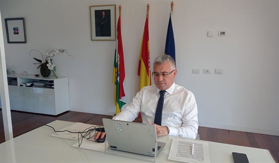 El consejero de Desarrollo Autonómico, José Ángel Lacalzada, ha Participado esta tarde de manera telemática en la Conferencia Sectorial De Turismo