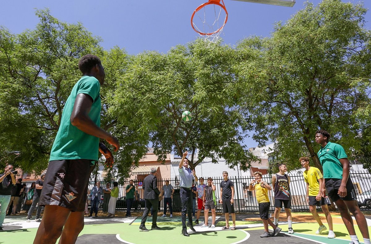 El Ayuntamiento de Sevilla, Coosur Real Betis y CaixaBank estrenan una red de espacios deportivos para la integración