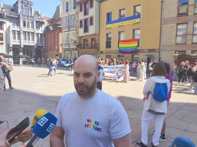 El director general de Juventud, Diversidad Sexual y Derechos LGTBI, Marcos Torre, en la concentración por el Orgullo LGTBI convocada por Disex Asturias