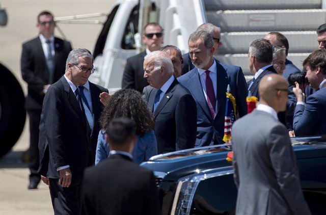 El presidente de EEUU, Joe Biden (i), es recibido por el Rey Felipe VI (d), a su llegada a la base aérea de Torrejón de Ardoz para participar en la Cumbre de la OTAN