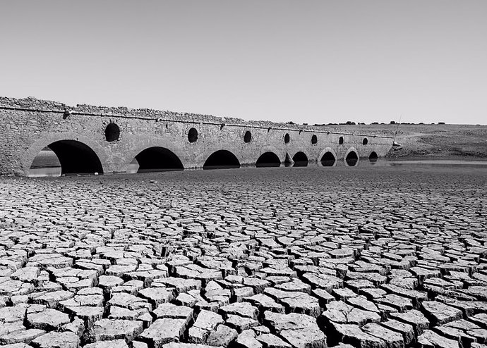 Puente antiguo sumergido en un pantano queda al descubierto por la sequía en Portugal