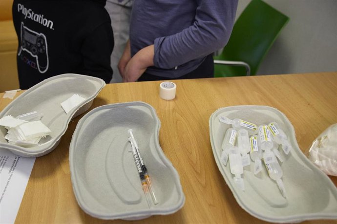 Archivo - Jeringuillas con dosis de la vacuna contra el Covid-19, en el Hospital La Paz