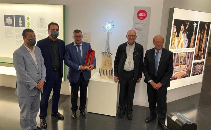 Inauguración de la maqueta táctil de la Torre de María de la Sagrada Familia, con el cardenal arzobispo Juan José Omella