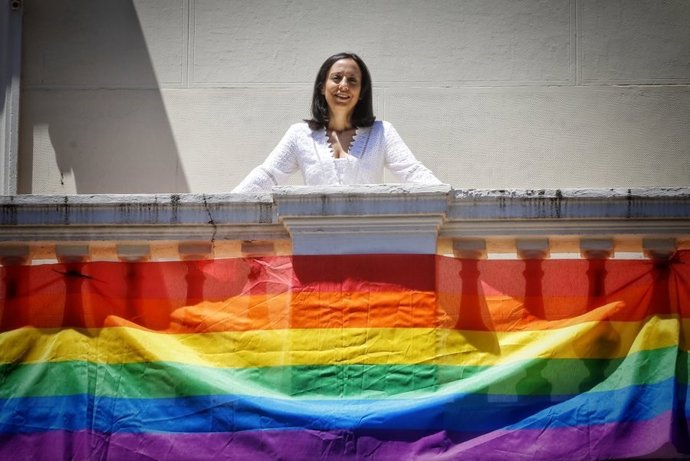 La bandera arcoíris luce ya en la sede de la Delegación del Gobierno en Madrid por el Día del Orgullo LGTB