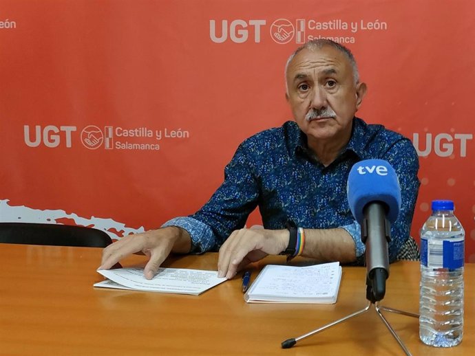 El secretario general de UGT, Pepe Álvarez, en la sede de UGT Salamanca.