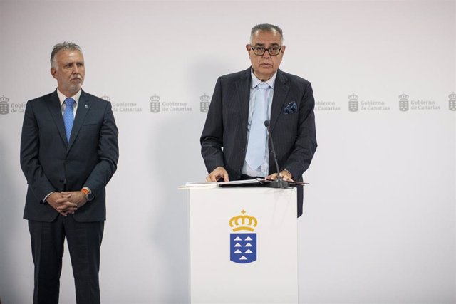 El nuevo presidente del CES, José Carlos Francisco, junto al presidente de Canarias, Ángel Víctor Torres