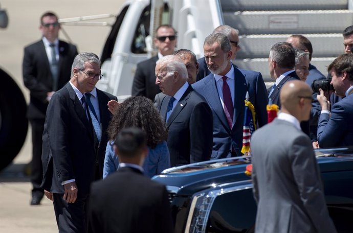 El president d'EUA, Joe Biden, és rebut pel Rei Felip VI, a la seua arribada a la base aria de Torrejón d'Ardoz per a participar en la Cimera de l'OTAN