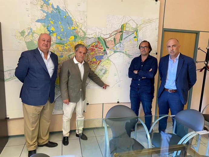 Salvador Fuentes con Antonio Cleofé, Luis Valdelomar y Rafael Ruiz.