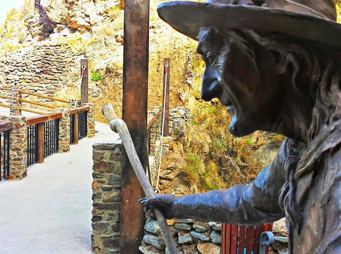 Archivo - Puente encantado de Soportújar, con una bruja, en imagen de archivo