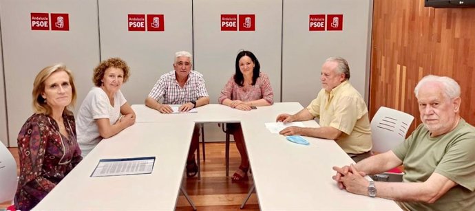 Rafi Crespín (fondo, dcha.), en la reunión con Andalucía Laica y Córdoba Laica.