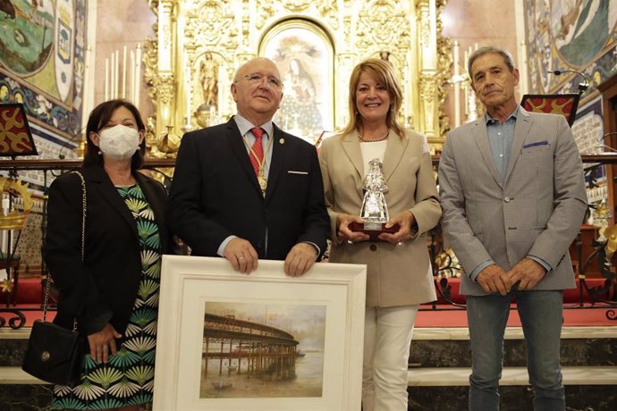 Reconicimiento del Colegio Oficial de Médicos a la presidenta del Puerto de Huelva, Pilar Miranda.