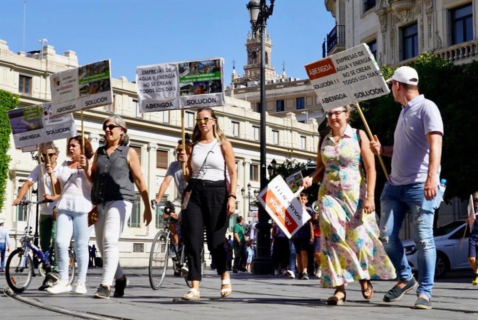 Medio centenar de trabajadores de Abengoa marchan hasta el Ayuntamiento para reunirse con Muñoz.