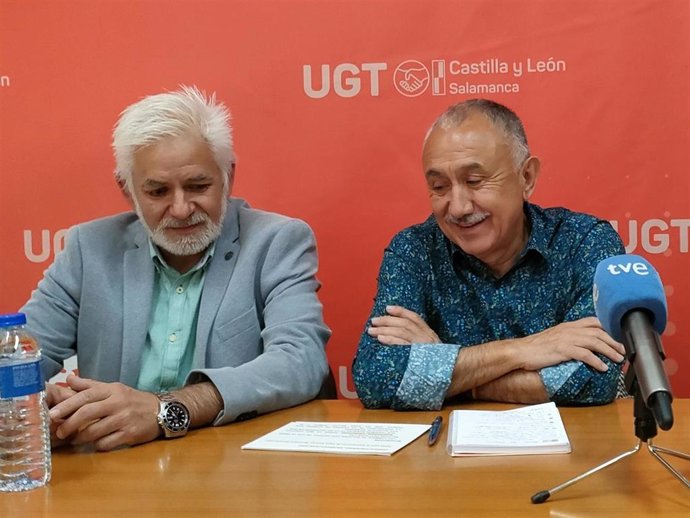 El secretario general de UGT, Pepe Álvarez, junto al secretario provincial del sindicato en Salamanca, Marcelino Muñoz,