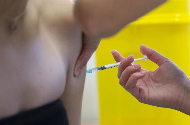 Archivo - Una persona se vacuna contra el Covid-19