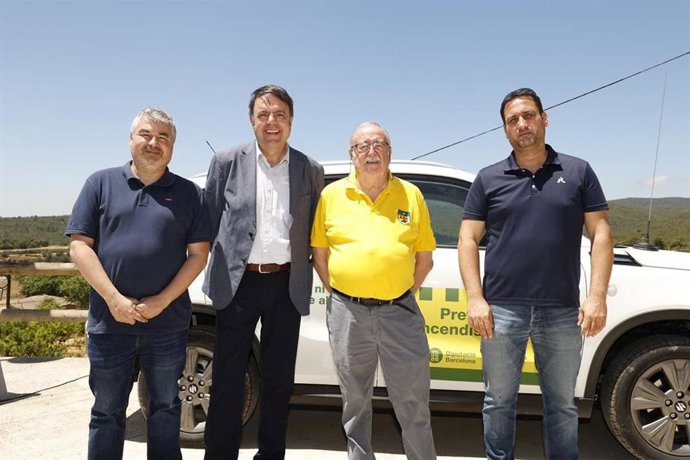 El diputado Valentí Junyent; el alcalde de Sant Mateu de Bages, Josep M. Junyent; el jefe de la Oficina de Prevención de Incendios Forestales, Jaume Minguell; y el presidente del secretariado de federaciones de ADF, Xavier Jovés; presentando el PVI 2022.