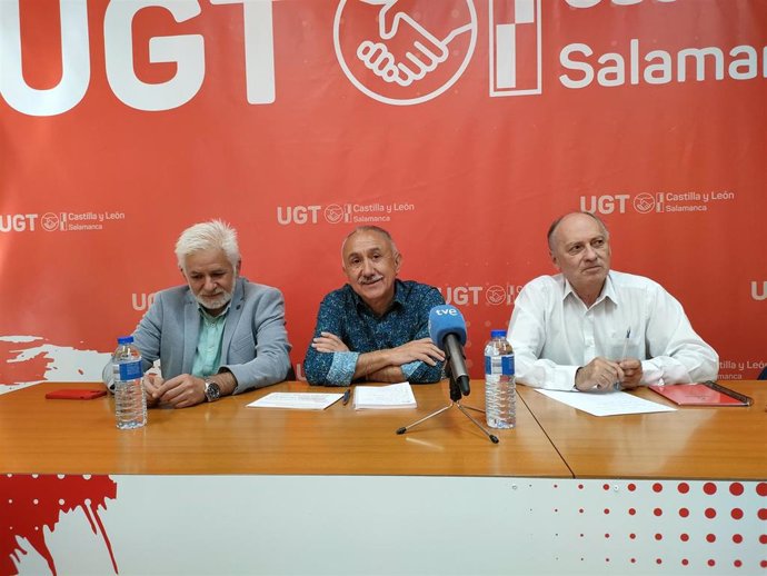 El secretario general de UGT, Pepe Álvarez (centro), junto a sus homólogos en Castilla y León y Salamanca, Faustino Temprano (d) y Marcelino Muñoz (i), en la sede UGT Salamanca.