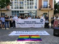 Una concentración en Logroño muestra su repulsa por el atentado en Oslo contra un pub frecuentado por la comunidad LGTBI
