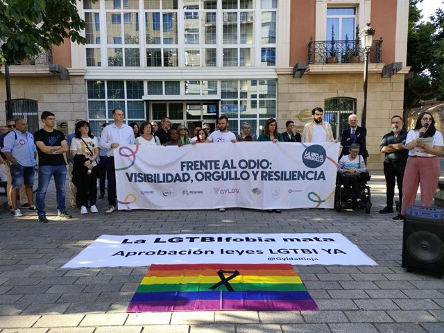 Concentración en Logroño conrtra el atentado en un pub LGTBI en Oslo