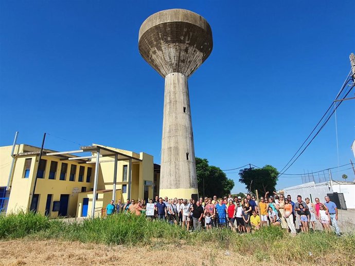 Vecino de Almodóvar junto al depósito de agua conocido como 'piruli'.