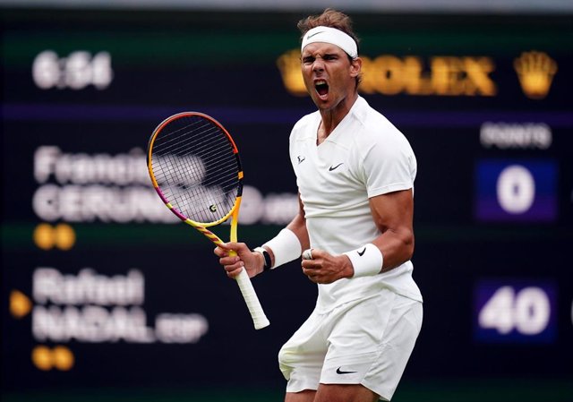 Rafa Nadal celebra un punto durante su partido ante Francisco Cerúndolo en la primera ronda de Wimbledon 2022