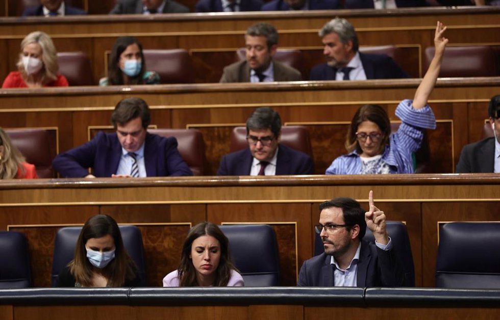Archivo - El ministro de Consumo, Alberto Garzón, con el dedo levantado. A la derecha la ministra de Derechos Sociales, Ione Belarra, y, en el centro la titular de Igualdad, Irene Montero.