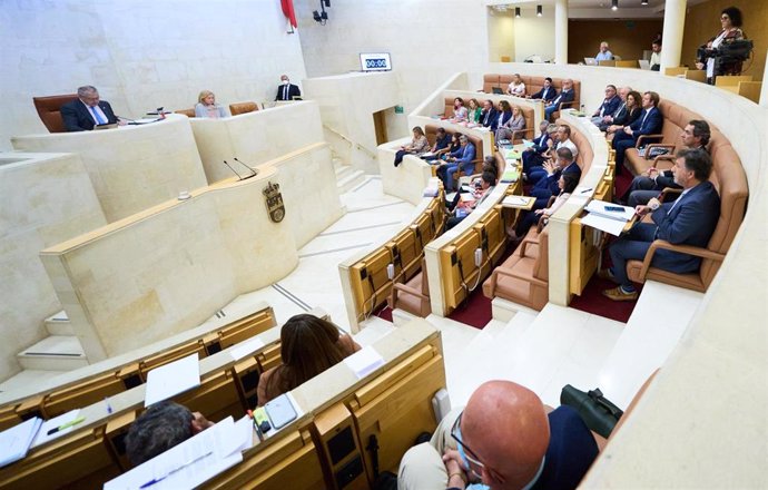 Vista general de la sesión plenaria en el Parlamento de Cantabria