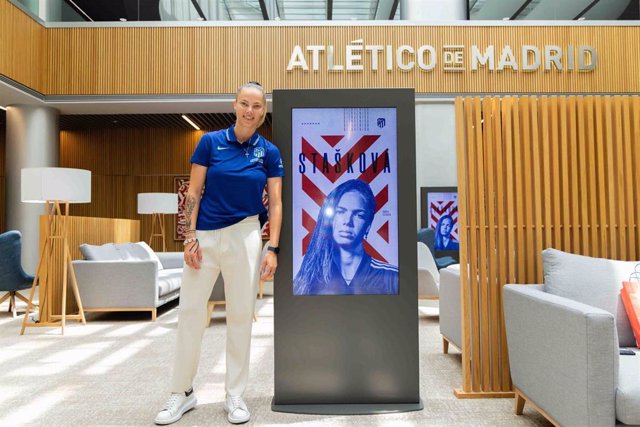 Andrea Staskova posa tras firmar por el Atlético de Madrid