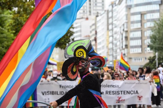 Una persona desfila durante una manifestación del Orgullo LGTBI en A Coruña