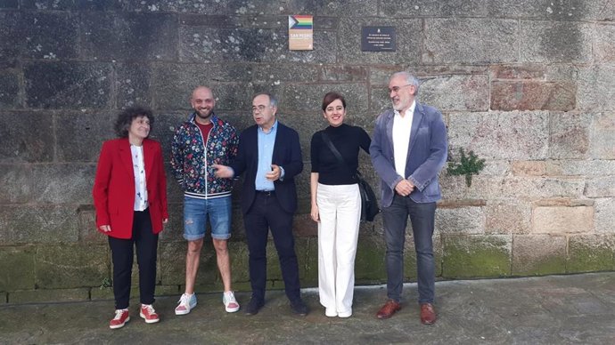 El alcalde de Santiago, Xosé Sánchez Bugallo, con Santiago Abal y los portavoces municipales de PSdeG, Compostela Aberta y BNG en el acto para descubrir una placa del barrio de San Pedro como 'Barrio Amigable LGTBIQ+'.