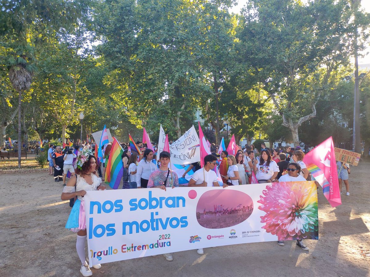 Cientos de personas recorren las calles de Mérida para reivindicar derechos y frenar el odio hacia el colectivo LGTBI