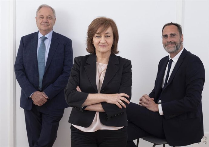 Archivo - Santiago de Torres, presidente ejecutivo de Atrys, Isabel Lozano, consejera delegada, y  José María  Huch, director de finanzas
