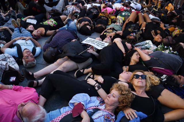 Centenares de personas tumbadas en el suelo durante una manifestación contra las políticas migratorias, en la Plaza del Callao, a 26 de junio de 2022, en Madrid (España). 
