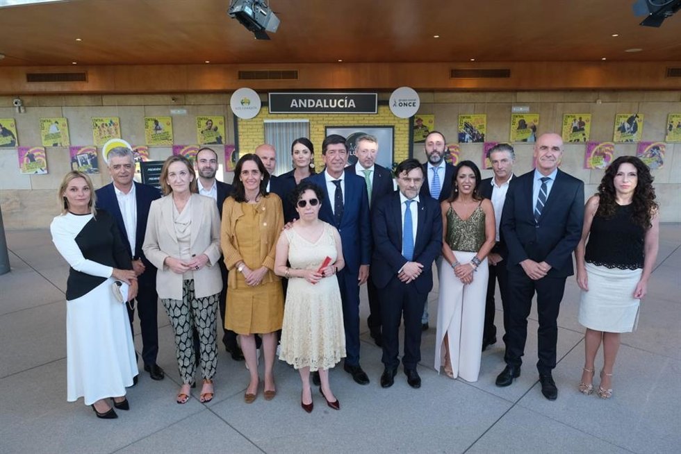 Foto de grupo de premiados y autoridades
