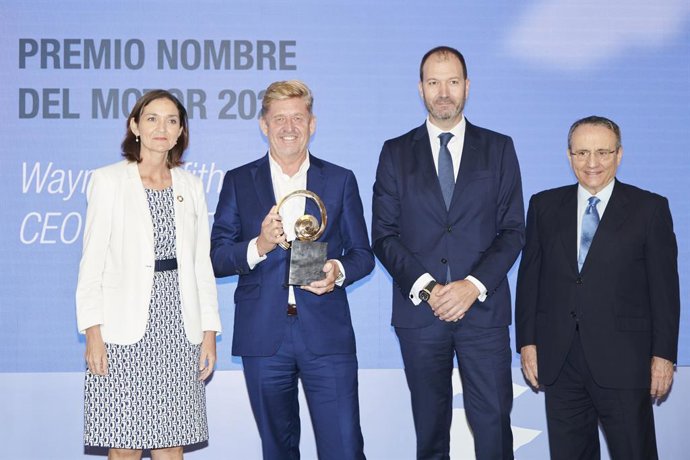 El president de Seat, Wayne Griffiths, rep el premi 'Nombre del Motor 2021' de Prensa Ibrica per part de la ministra d'Indústria, Comer i Turisme, Reyes Maroto