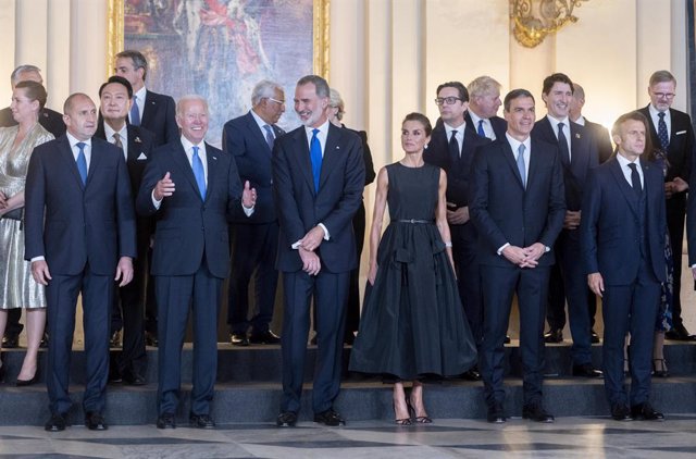 El presidente de los Estados Unidos, Joe Biden (2i); el Rey Felipe VI (c); la reina Letizia (3d); el presidente del Gobierno, Pedro Sánchez (2d), y el presidente de Francia, Emmanuel Macron (1d), posan a la cena previa de Gala Real para los participantes 