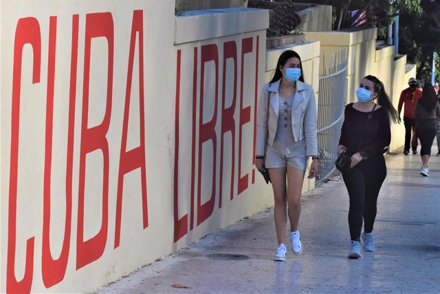 Archivo - Dos mujeres con mascarilla pasean por las calles de La Habana (Cuba)
