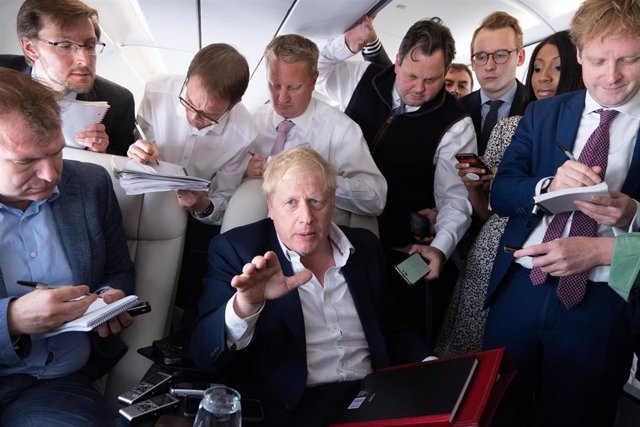 El Primer Ministro del Reino Unido, Boris Johnson, habla con los periodistas en su avión en pleno vuelo desde Alemania, donde asistía a la Cumbre del G7, hasta la Cumbre de la OTAN en Madrid.