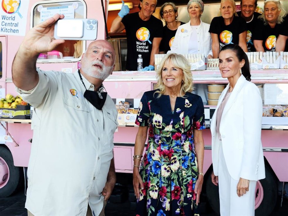 El chef José Andrés se hace un selfie con Doña Letizia y Jill Biden durante su visita al Centro de Refugiados Ucranianos en Pozuelo de Alarcón
