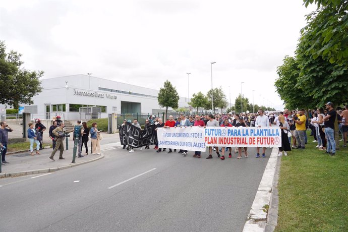 Varias personas, con pancartas que rezan 'Por un convenio justo' y 'Futuro para la plantilla' durante una manifestación en defensa del convenio de Mercedes Vitoria, en la factoría de Mercedes, a 22 de junio de 2022, en Vitoria, Álava, Euskadi (España). 