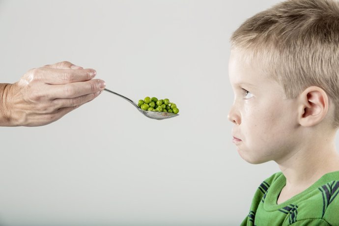 Archivo - Niño sin hambre, malcomedor, no quiere comer. Verduras