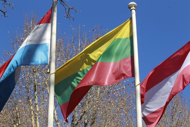Archivo - Banderas de Croacia, Lituania y Austria