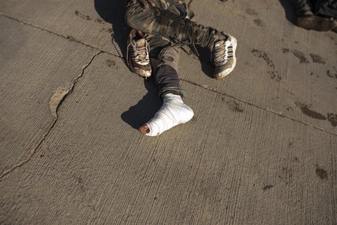 Archivo - Arxivo - Un migrant amb un peu ferit ha estat ats per personal sanitari, després de saltar la de Melilla, a 2 de mar de 2022, a Melilla (Espanya). (ARXIU)