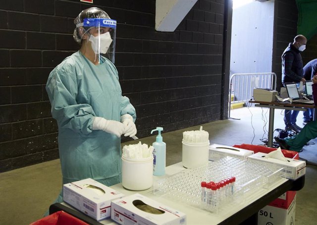 Archivo - Una trabajadora sanitaria se prepara para realizar tests de antígenos 